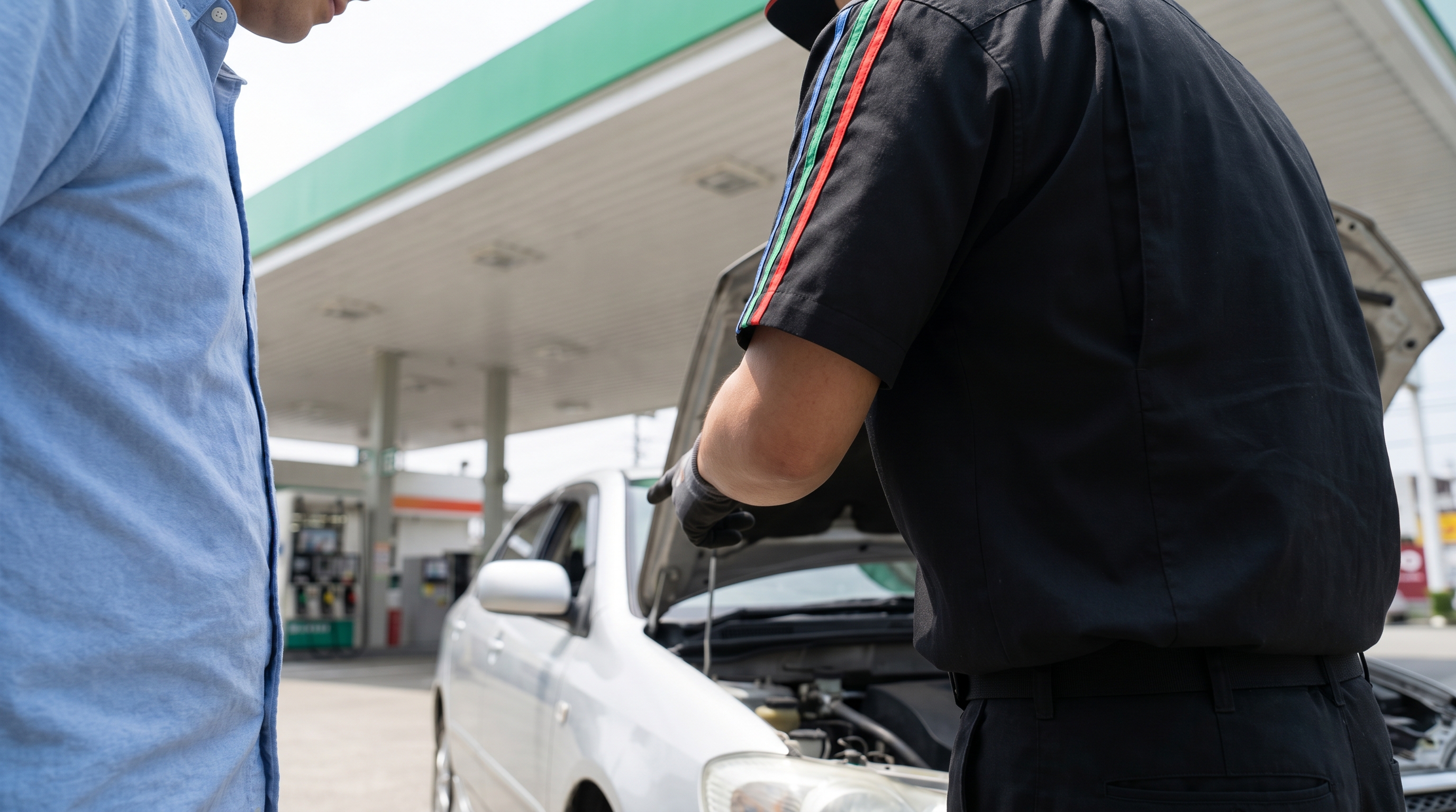 スタッフが車の不調を相談で聞いている様子